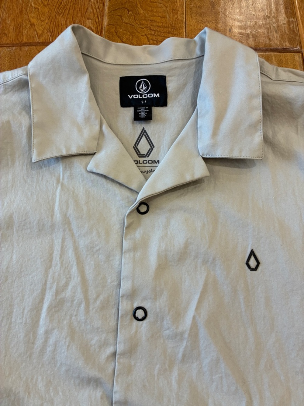 Volcom Men’s Light Gray Short Sleeve Button-Down Camp Shirt